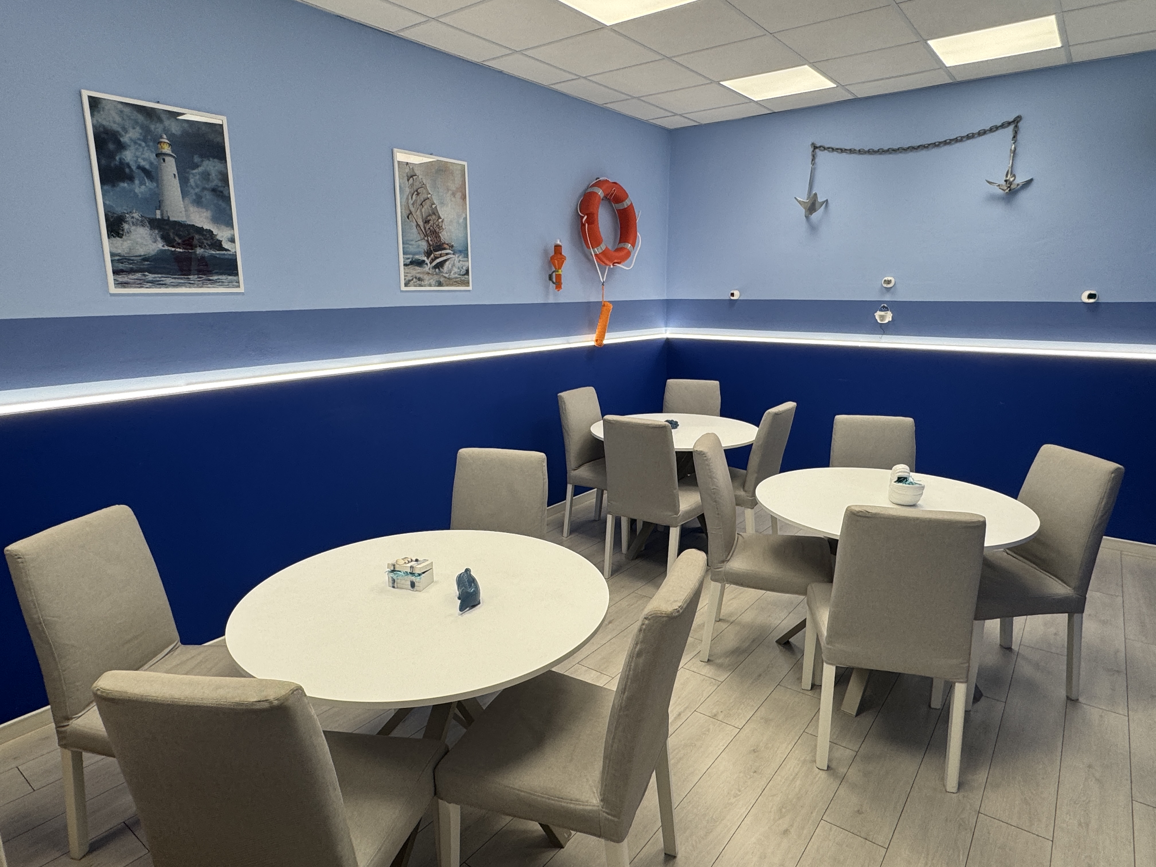 Salle de classe 2, aménagée sur le thème nautique avec des tables rondes