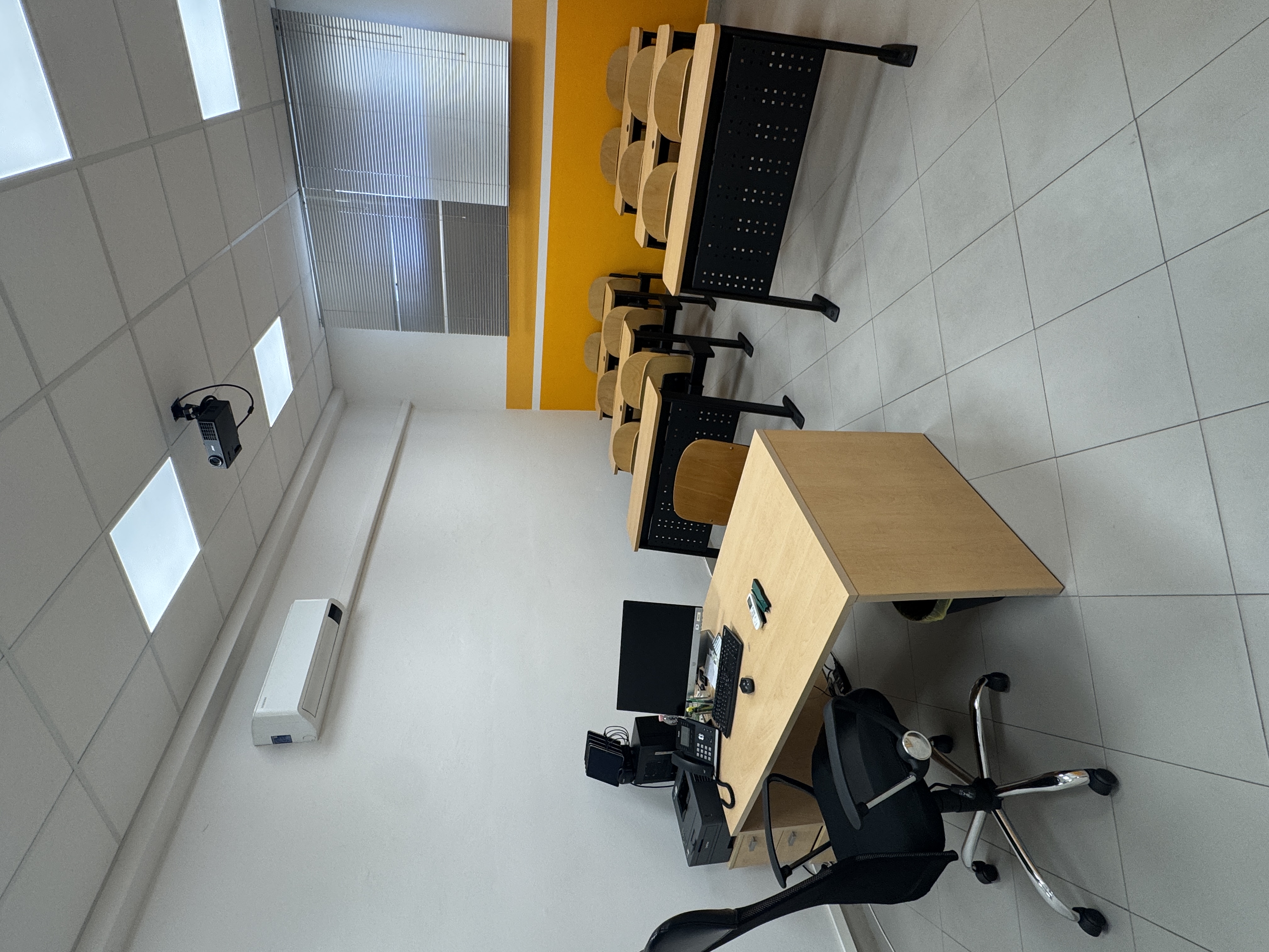 Salle de classe 3 avec le bureau du professeur et le vidéoprojecteur