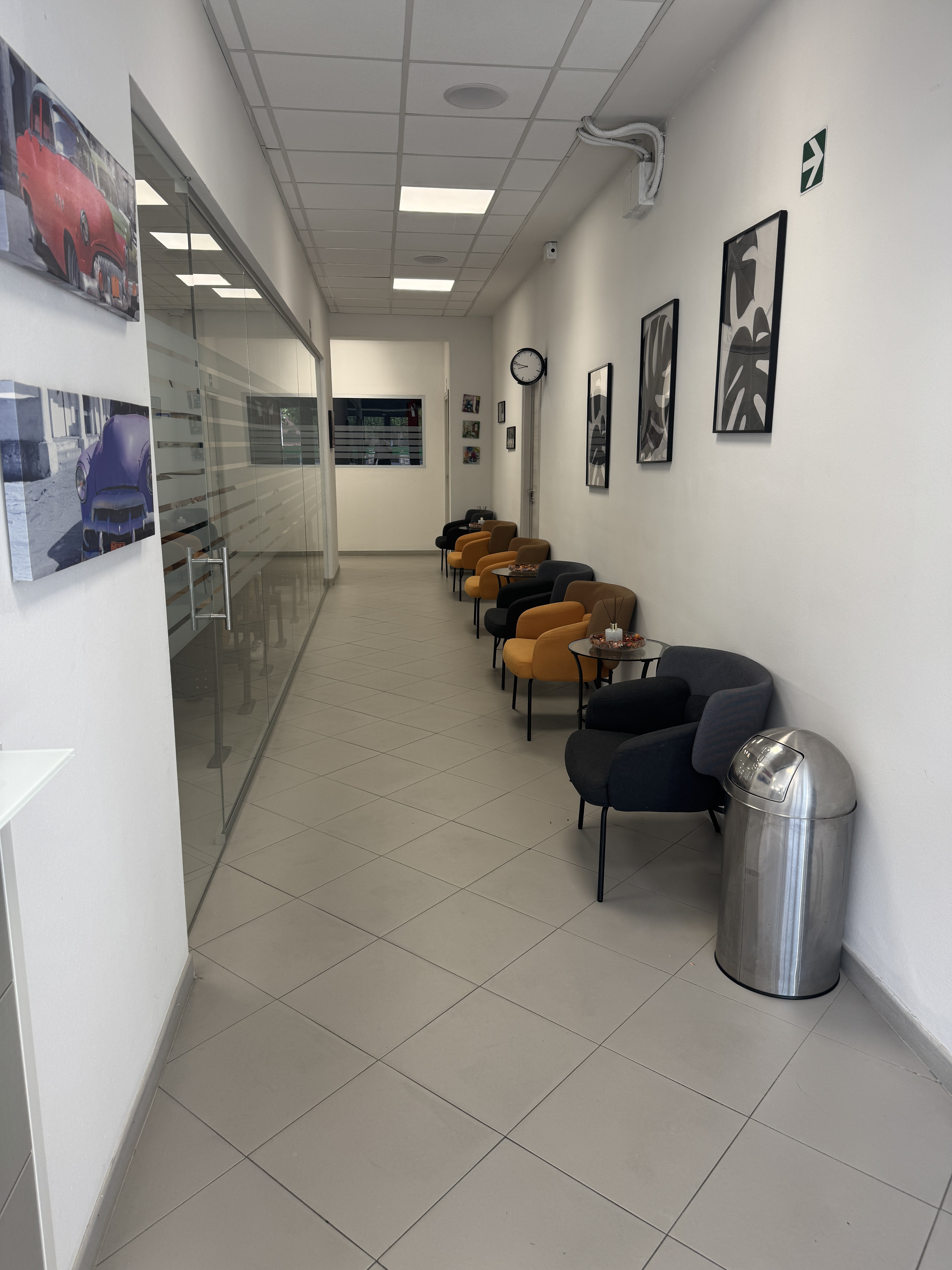 La salle d'attente avec fauteuils