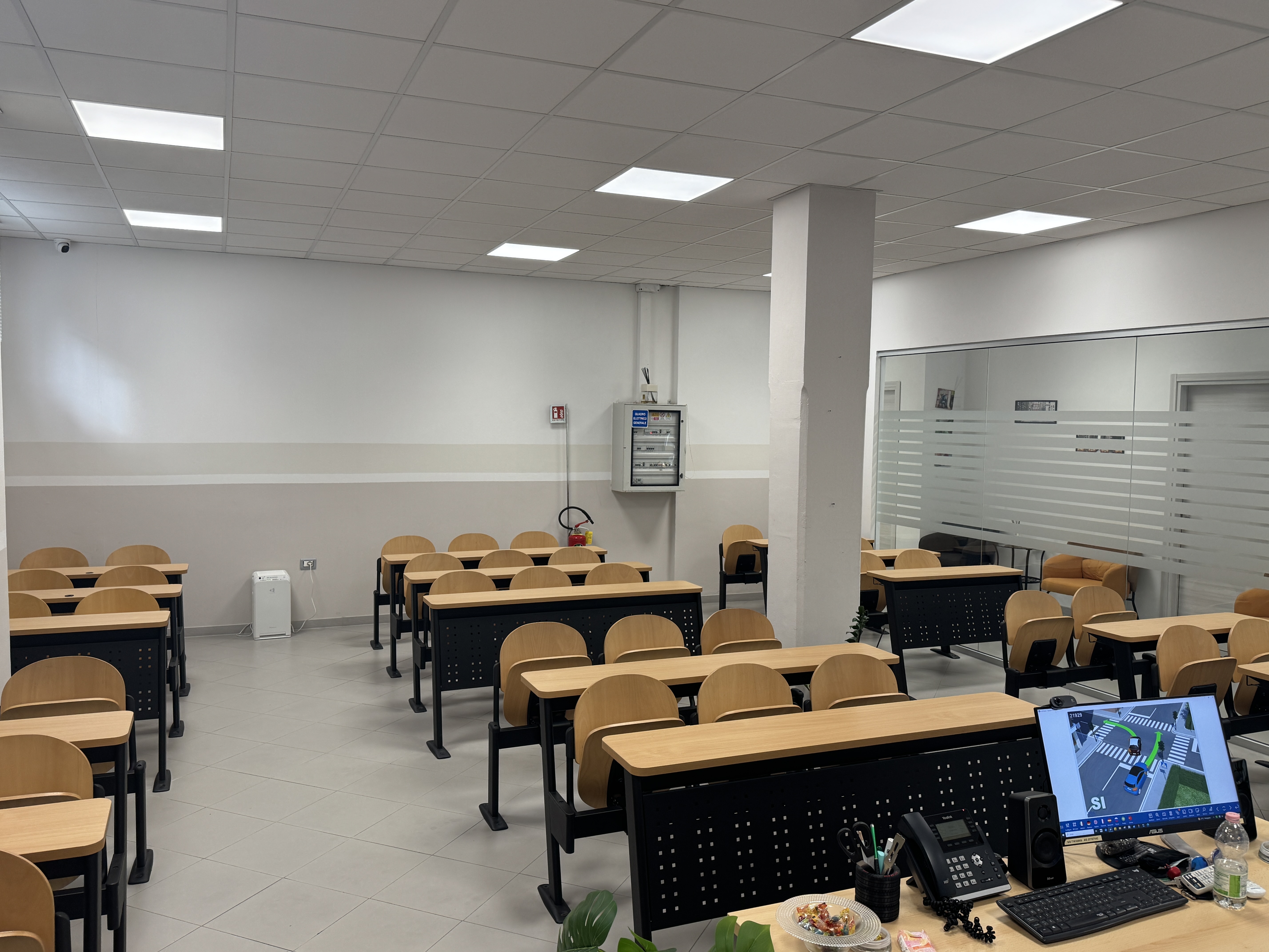Salle de classe 1, vue latérale des bureaux