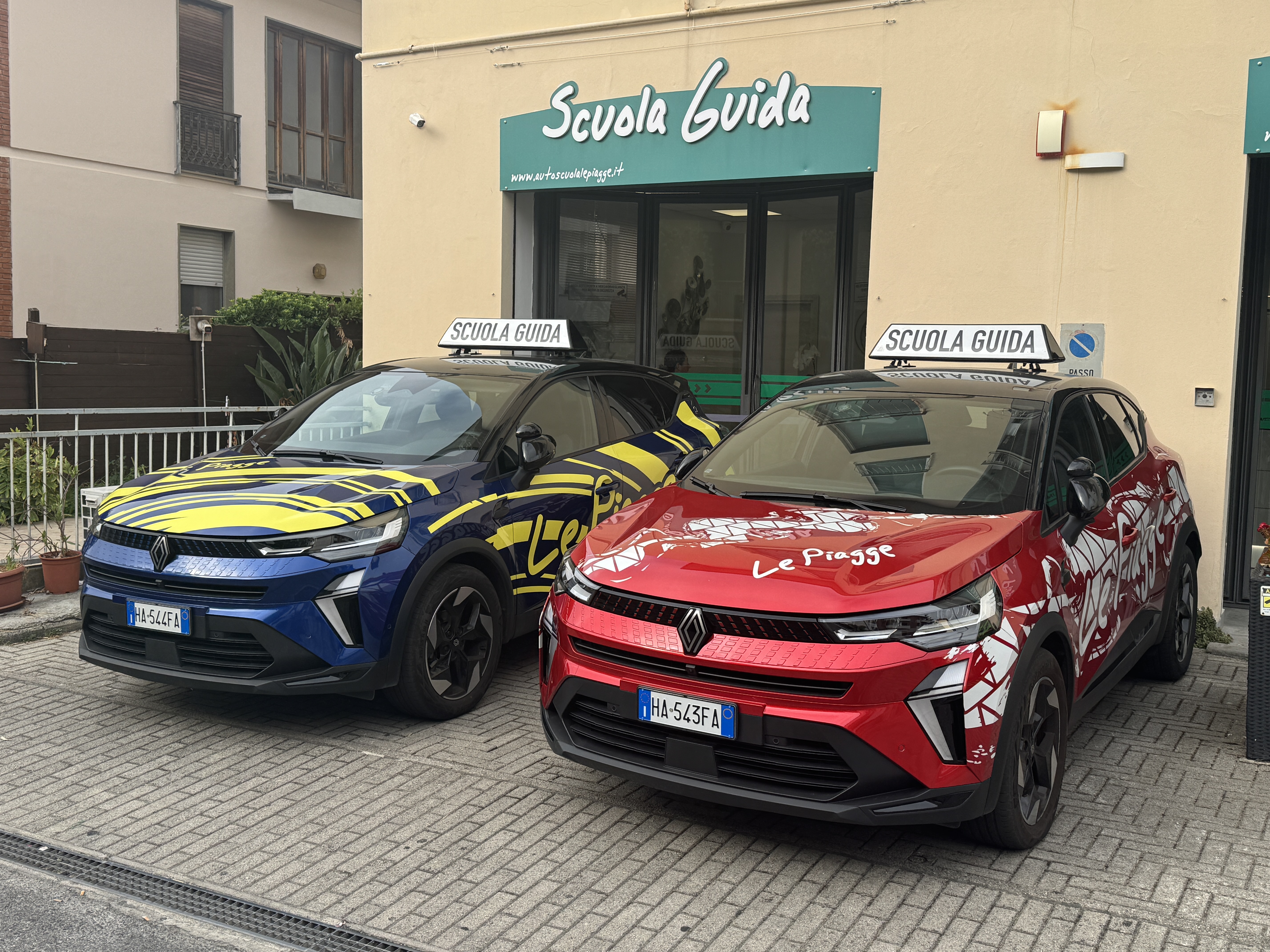 Les voitures de l'auto-école étaient garées devant le siège social.